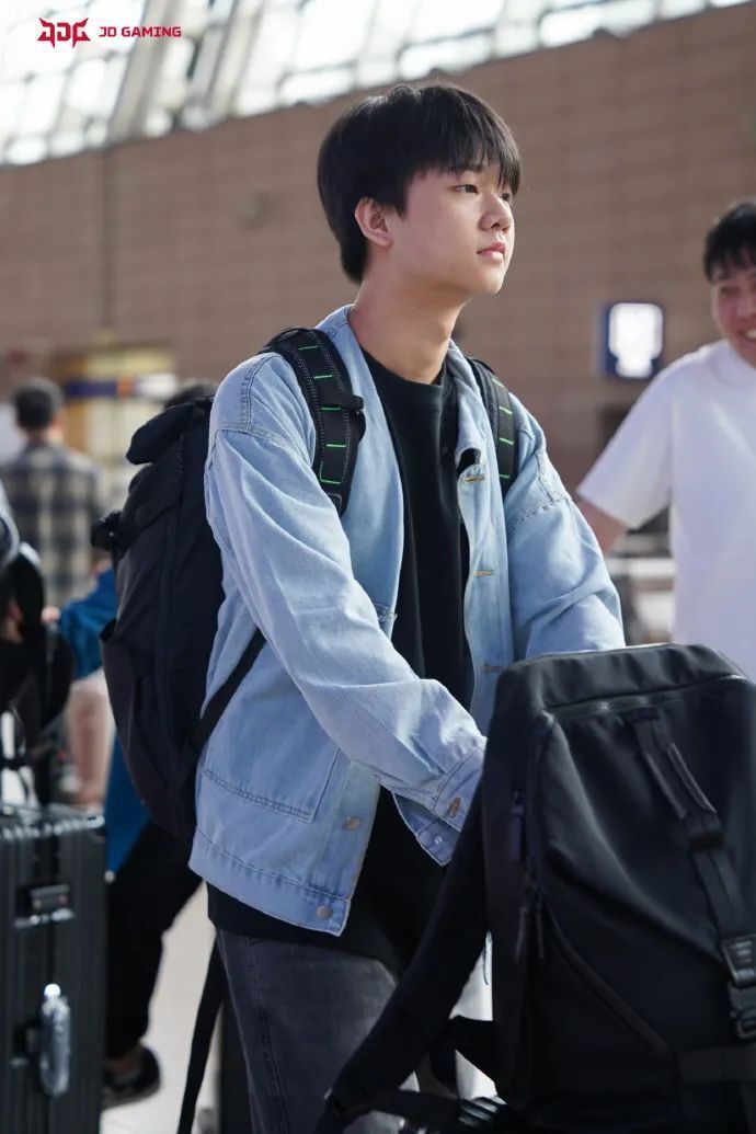 包含JDG险胜WBG，Deft完成史诗逆转强强对话四强赛，技惊四座的词条