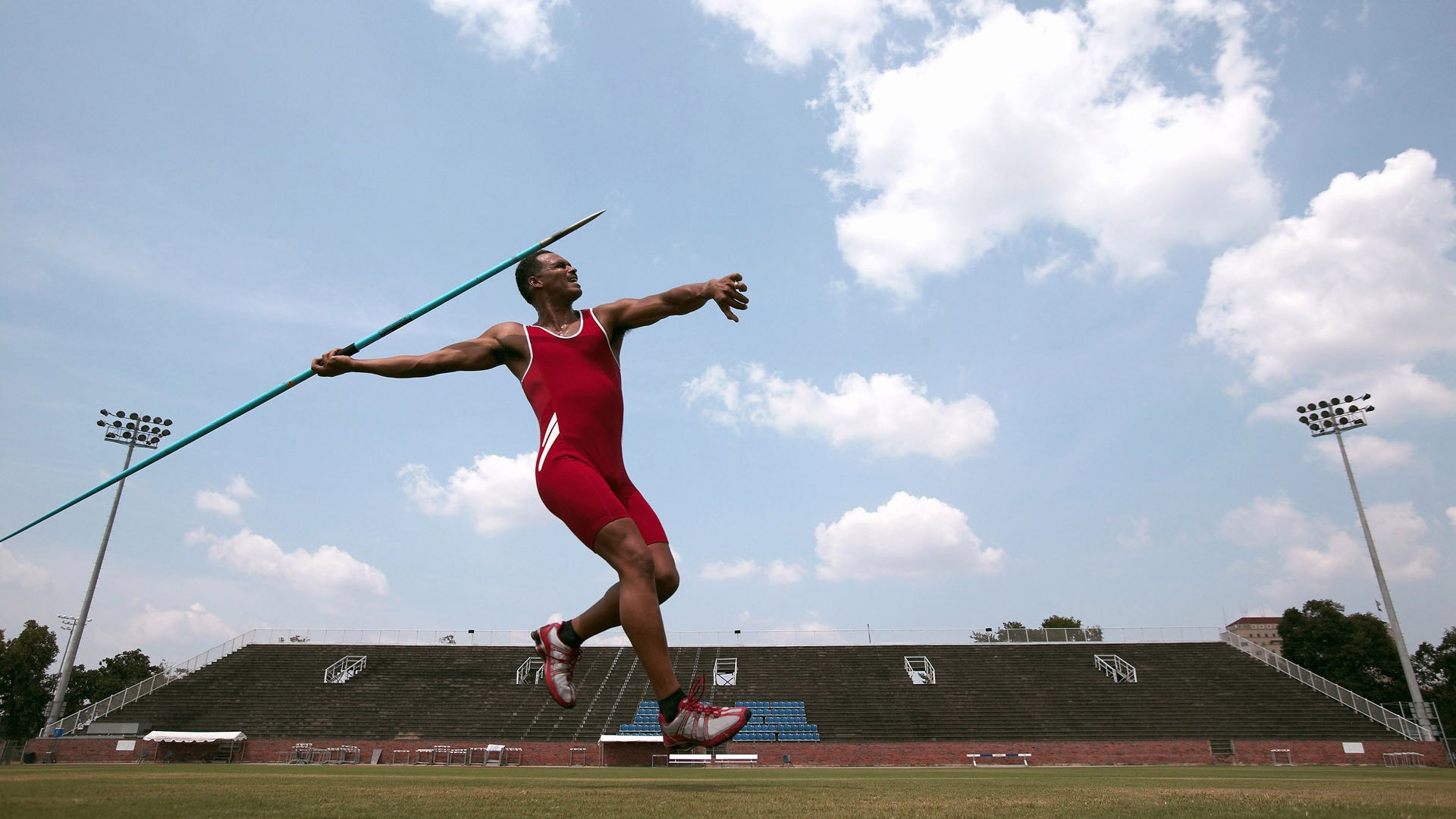 英格拉姆的火焰狂舞，F1街道赛之夜，赛场如何被彻底点燃？